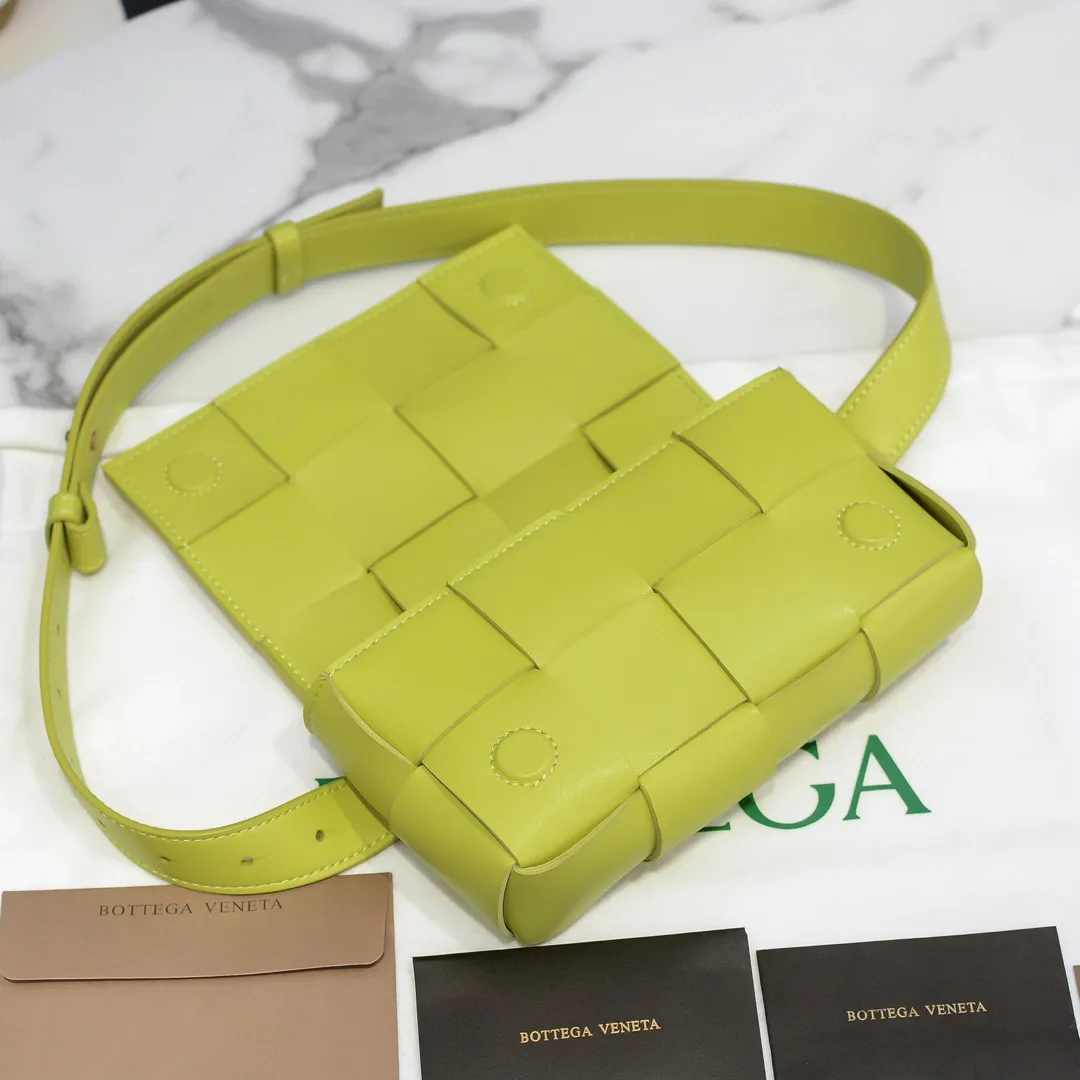 #𝐓𝐇𝐄 𝐁𝐄𝐋𝐓 𝐂𝐀𝐒𝐒𝐄𝐓𝐓𝐄 Checkered waist bag🔻 The hot cassette has a new style. The lambskin material is very light and has the same high-grade touch as always. It can be used as a handbag, waist bag, crossbody, or shoulder bag. Small and exquisite but very easy to use, it is stress-free to install iPhone plus, 💄lipstick 🕶️sunglasses! It continues the square shape of the cassette bag and does not deform after loading. It has a very concave shape! 【6815#】 Size: 17.5*9.5*5cm